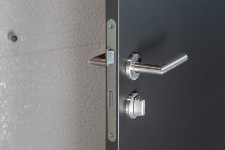CT28 FB exclusiv, Dekor Graphitgrau U12257, Beschlag Edelstahl CL-Form, Aluminium EV1 eloxiert (Chemnitzer Trennwände, WC-Trennwand Hersteller, WC-Trennwände, Trennwandsysteme, Toilettentrennwände, Sanitärtrennwände)