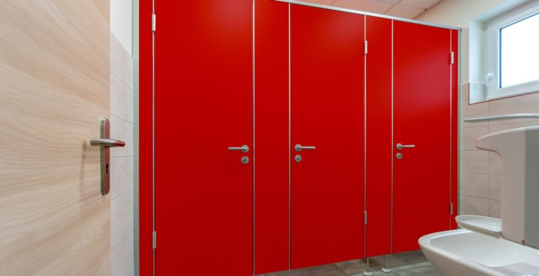 CT28 S Dekor Karminrot U17005, Beschlag Nylon Dunkelgrau 37, Aluminium EV1 eloxiert (Chemnitzer Trennwände, WC-Trennwand Hersteller, WC-Trennwände, Trennwandsysteme, Toilettentrennwände, Sanitärtrennwände)