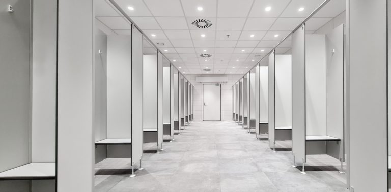 CT13-1 Duschkabinen mit Sitzbank und Spritzschutz, Birkengrau 0741, Aluminium EV1 eloxiert (Chemnitzer Trennwände, WC-Trennwand Hersteller, WC-Trennwände, Trennwandsysteme, Toilettentrennwände, Sanitärtrennwände)
