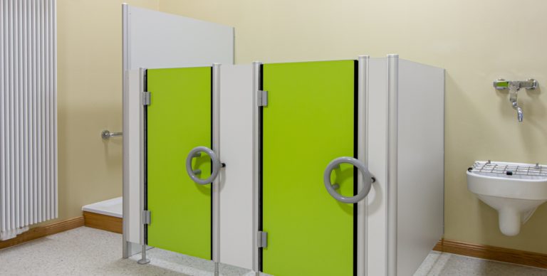 CT13-1 KIGA & CT13 Sichtschutzwand, Dekor Gelbgrün 0725 & Birkengrau 0741, Nylon Dunkelgrau 37, Aluminium EV1 eloxiert, FKS Bürste (Chemnitzer Trennwände, WC-Trennwand Hersteller, WC-Trennwände, Trennwandsysteme, Toilettentrennwände, Sanitärtrennwände)