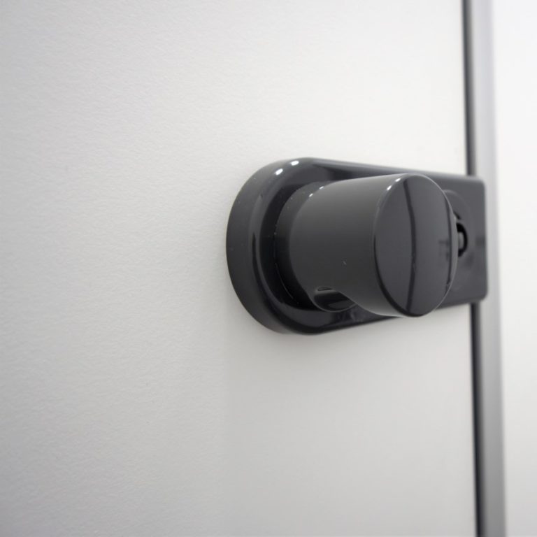 CT13-1, Dekor Birkengrau 0741, Nyon Beschläge Verkehrsgrau 20, Aluminium EV1 eloxiert (Chemnitzer Trennwände, WC-Trennwand Hersteller, WC-Trennwände, Trennwandsysteme, Toilettentrennwände, Sanitärtrennwände)