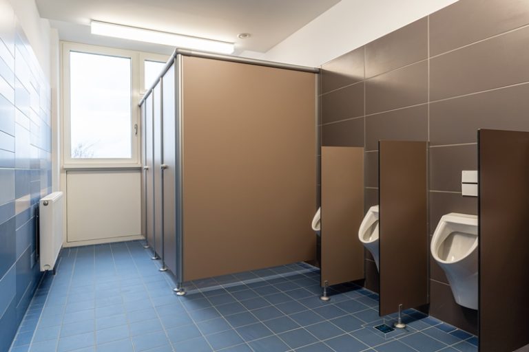 CT13-1, Dekor Cappuccino 0319, Beschläge Aluminium, Aluminium EV1 eloxiert (Chemnitzer Trennwände, WC-Trennwand Hersteller, WC-Trennwände, Trennwandsysteme, Toilettentrennwände, Sanitärtrennwände)