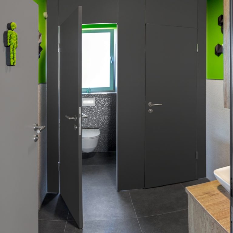 CT28 FB exclusiv, Dekor Graphitgrau U12257, Beschlag Edelstahl CL-Form, Aluminium EV1 eloxiert (Chemnitzer Trennwände, WC-Trennwand Hersteller, WC-Trennwände, Trennwandsysteme, Toilettentrennwände, Sanitärtrennwände)
