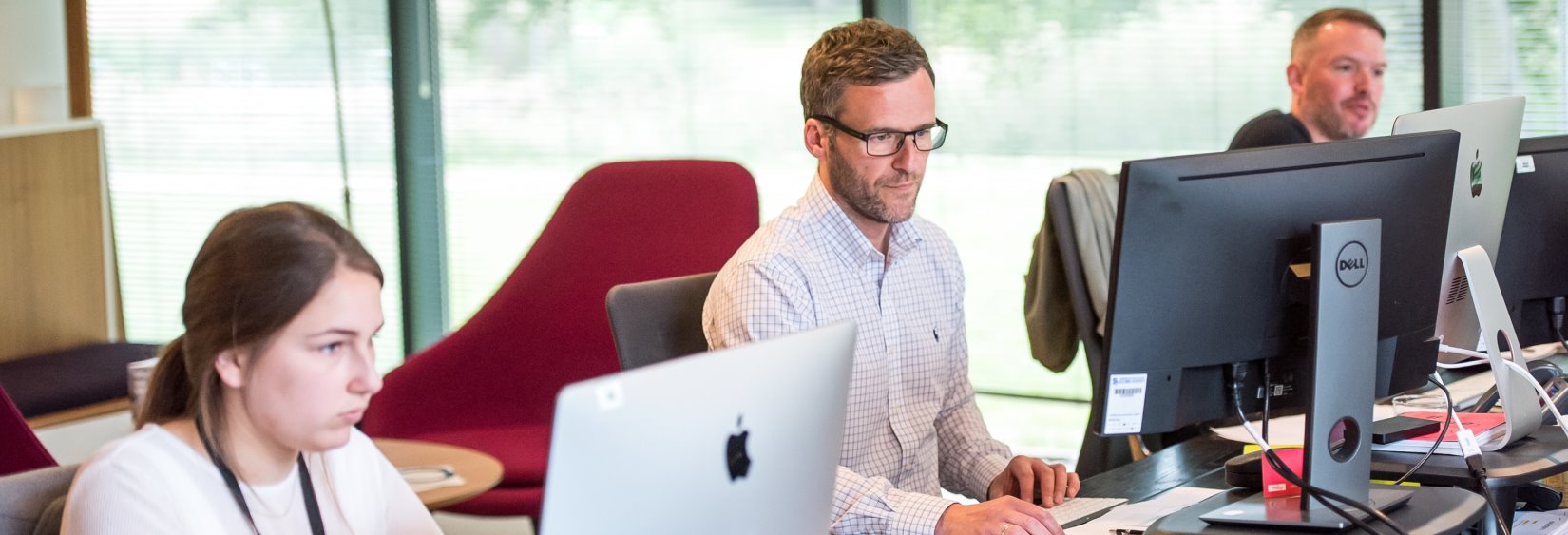 Arbeitsplatz mit Unterlagen und Laptop