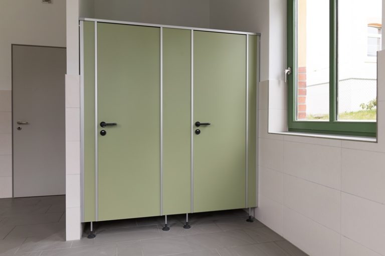 CT28 S, Dekor Avocado U19503, Beschlag Nylon Verkehrsgrau 20, Aluminium EV1 eloxiert (Chemnitzer Trennwände, WC-Trennwand Hersteller, WC-Trennwände, Trennwandsysteme, Toilettentrennwände, Sanitärtrennwände)