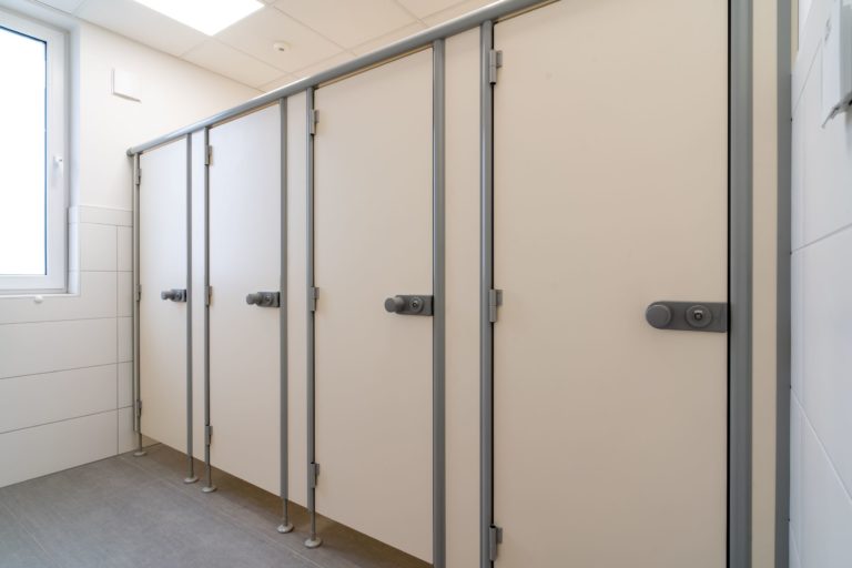 CT13-1, Dekor Winterweiß 0851, Nyon Beschläge Dunkelgrau 37, Aluminium Dunkelgrau RAL 7038 (Chemnitzer Trennwände, WC-Trennwand Hersteller, WC-Trennwände, Trennwandsysteme, Toilettentrennwände, Sanitärtrennwände)
