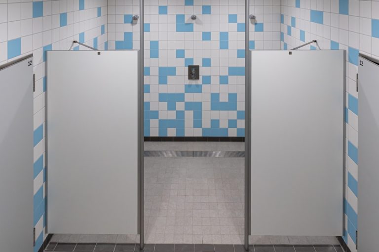 CT13-1 Duschtrennwände mit Bodendeckenstützen, Fundermax weiß 0085 (Chemnitzer Trennwände, WC-Trennwand Hersteller, WC-Trennwände, Trennwandsysteme, Toilettentrennwände, Sanitärtrennwände)