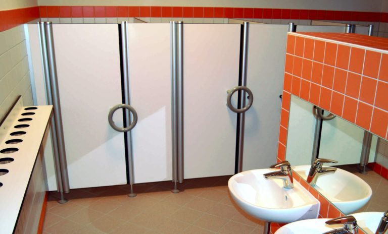 CT13-1 KIGA, Dekor Weiß 0085, Nylon Dunkelgrau 37, Aluminium EV1 eloxiert (Chemnitzer Trennwände, WC-Trennwand Hersteller, WC-Trennwände, Trennwandsysteme, Toilettentrennwände, Sanitärtrennwände)