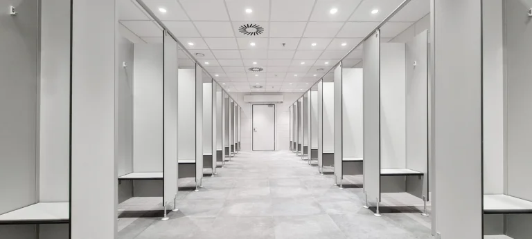 CT13-1 Duschkabinen mit Sitzbank und Spritzschutz, Birkengrau 0741, Aluminium EV1 eloxiert (Chemnitzer Trennwände, WC-Trennwand Hersteller, WC-Trennwände, Trennwandsysteme, Toilettentrennwände, Sanitärtrennwände)