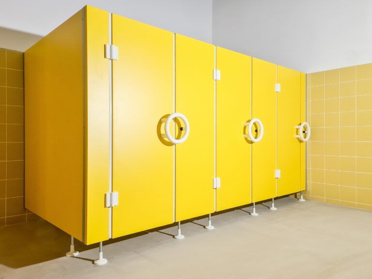 CT28 KIGA S, Dekor Dottergelb U15579, Nylon weiß 08, Aluminium weiß RAL 9016 (Chemnitzer Trennwände, WC-Trennwand Hersteller, WC-Trennwände, Trennwandsysteme, Toilettentrennwände, Sanitärtrennwände)