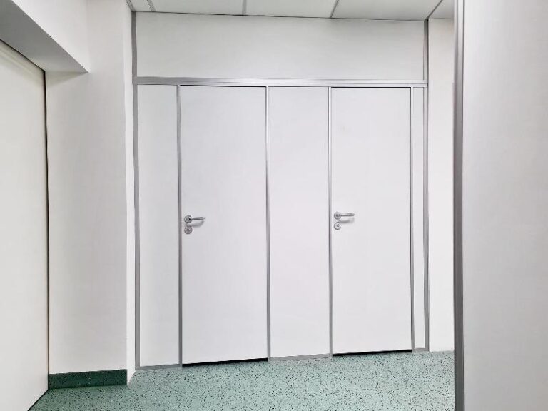 CT28 S ohne Bodenfreiheit, mit Aufsatzelement, Dekor weiß W10300, Beschlag Aluminium U-Form, Aluminium EV1 eloxiert (Chemnitzer Trennwände, WC-Trennwand Hersteller, WC-Trennwände, Trennwandsysteme, Toilettentrennwände, Sanitärtrennwände)
