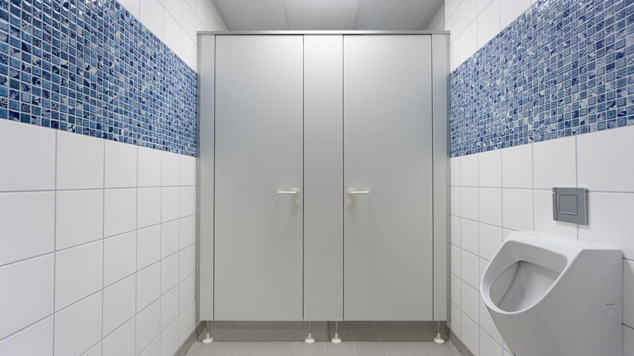 CT28 FB Sanitärtrennwand in einem modernen Trockenraum