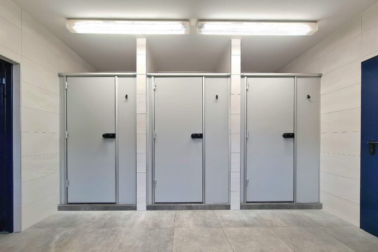 CT13-1 Duschkabinen, mit Schwallschutzprofil und Abtropflippe, Birkengrau 0741, Aluminium EV1 eloxiert (Chemnitzer Trennwände, WC-Trennwand Hersteller, WC-Trennwände, Trennwandsysteme, Toilettentrennwände, Sanitärtrennwände)