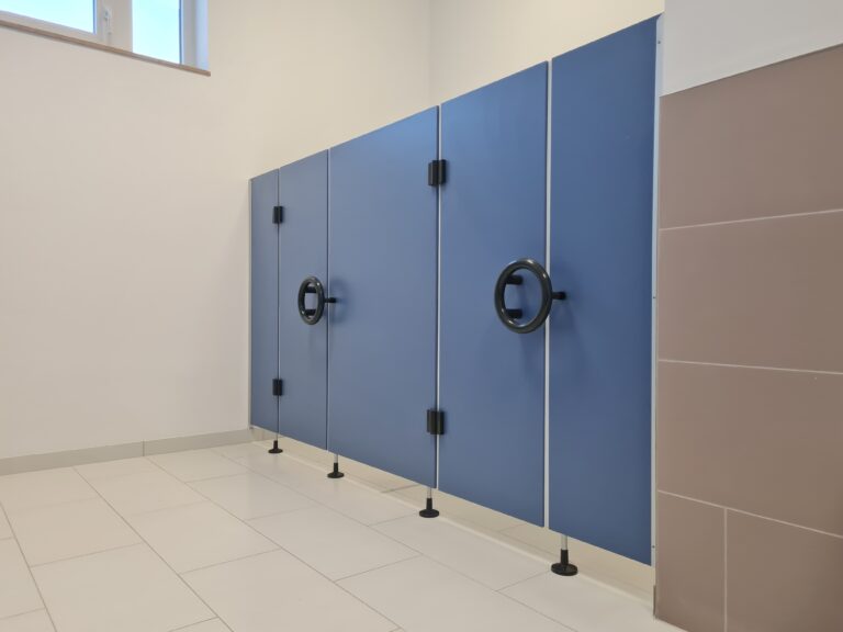 CT28 KIGA S, Dekor Himmelblau U18001, Nylon Nylon dunkelblau 21, Aluminium EV1 eloxiert (Chemnitzer Trennwände, WC-Trennwand Hersteller, WC-Trennwände, Trennwandsysteme, Toilettentrennwände, Sanitärtrennwände)