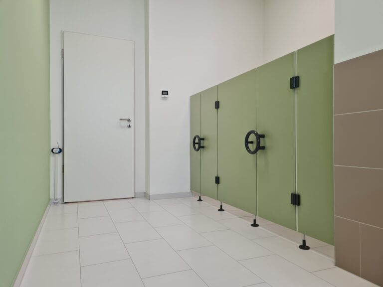 CT28 KIGA S, Dekor Avocado U19503, Nylon dunkelgrün 19, Aluminium EV1 eloxiert (Chemnitzer Trennwände, WC-Trennwand Hersteller, WC-Trennwände, Trennwandsysteme, Toilettentrennwände, Sanitärtrennwände)