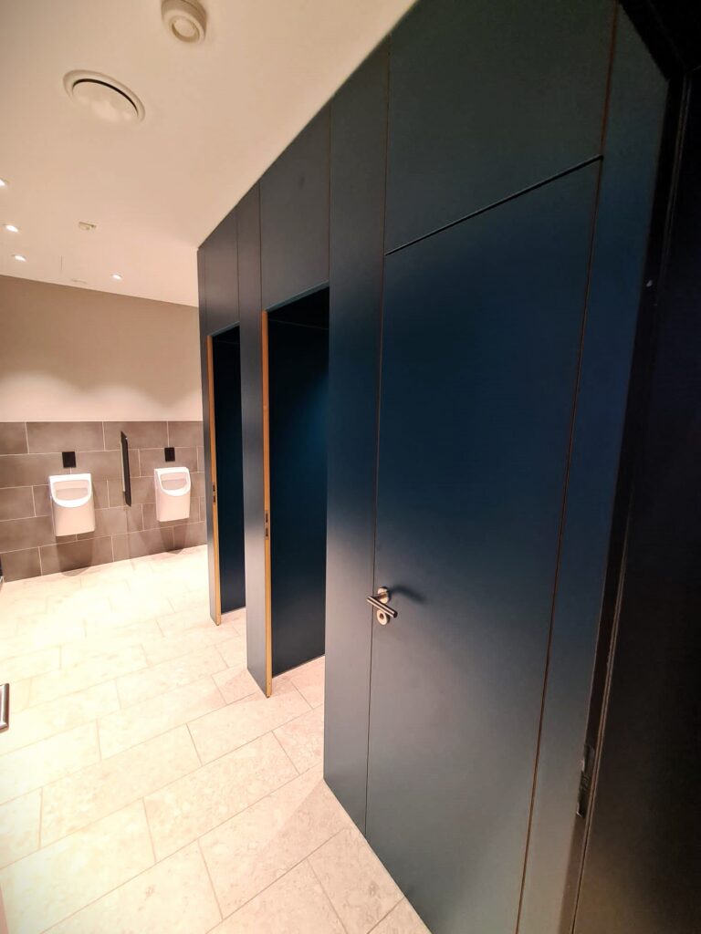 CT42 exclusiv ohne Bodenfreiheit, Beschlag Edelstahl CL-Form, Aluminium EV1 eloxiert (Chemnitzer Trennwände, WC-Trennwand Hersteller, WC-Trennwände, Trennwandsysteme, Toilettentrennwände, Sanitärtrennwände)