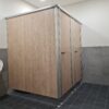 CT13-1, Dekor Eiche 0877, Beschläge Edelstahl, Profile Aluminium EV1 eloxiert (Chemnitzer Trennwände, WC-Trennwand Hersteller, WC-Trennwände, Trennwandsysteme, Toilettentrennwände, Sanitärtrennwände)