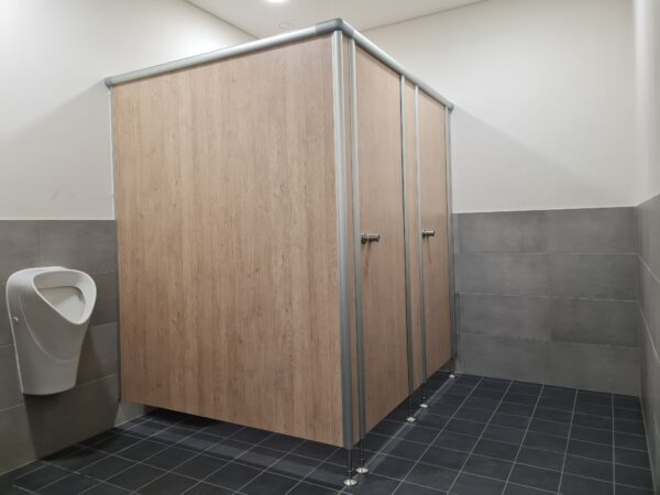 CT13-1, Dekor Eiche 0877, Beschläge Edelstahl, Profile Aluminium EV1 eloxiert (Chemnitzer Trennwände, WC-Trennwand Hersteller, WC-Trennwände, Trennwandsysteme, Toilettentrennwände, Sanitärtrennwände)