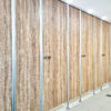 CT13-1, Dekor Eiche 0877, Beschläge Edelstahl, Profile Aluminium EV1 eloxiert (Chemnitzer Trennwände, WC-Trennwand Hersteller, WC-Trennwände, Trennwandsysteme, Toilettentrennwände, Sanitärtrennwände)