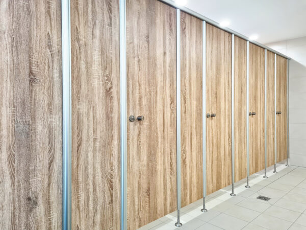 CT13-1, Dekor Eiche 0877, Beschläge Edelstahl, Profile Aluminium EV1 eloxiert (Chemnitzer Trennwände, WC-Trennwand Hersteller, WC-Trennwände, Trennwandsysteme, Toilettentrennwände, Sanitärtrennwände)