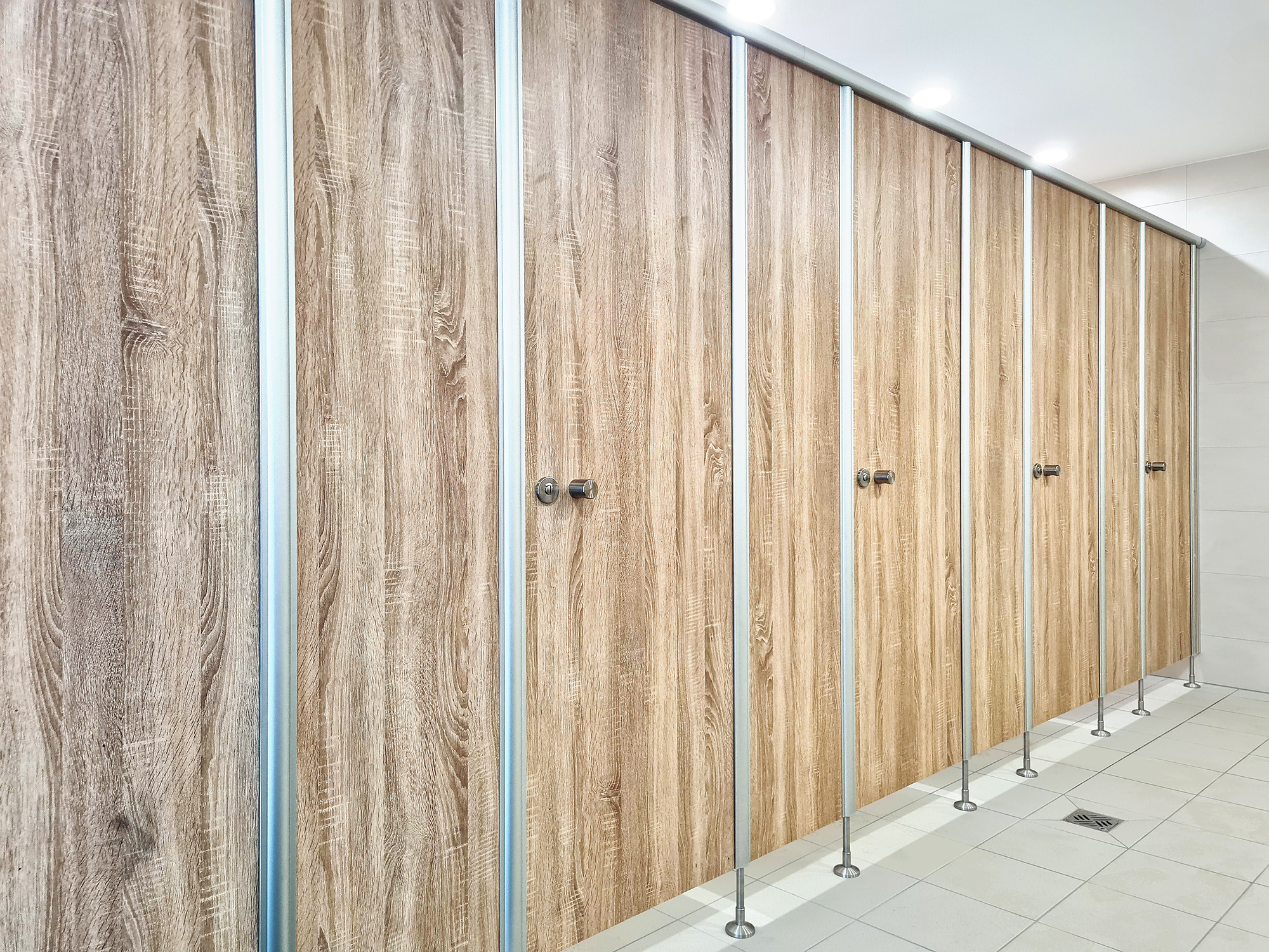 CT13-1 CT13-1, Dekor Eiche 0877, Beschläge Edelstahl, Profile Aluminium EV1 eloxiert (Chemnitzer Trennwände, WC-Trennwand Hersteller, WC-Trennwände, Trennwandsysteme, Toilettentrennwände, Sanitärtrennwände)