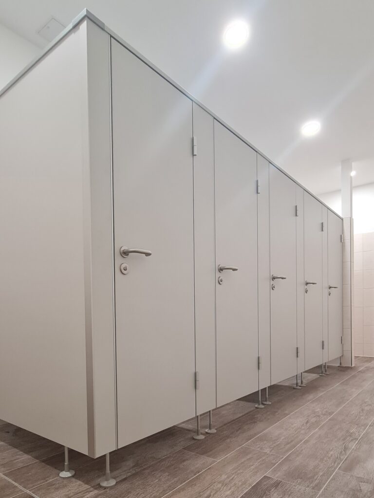 CT28 S, Dekor Lichtgrau U12188, Beschlag Edelstahl U-Form, Aluminium EV1 eloxiert, Nylon Dunkelgrau 37 (Chemnitzer Trennwände, WC-Trennwand Hersteller, WC-Trennwände, Trennwandsysteme, Toilettentrennwände, Sanitärtrennwände)