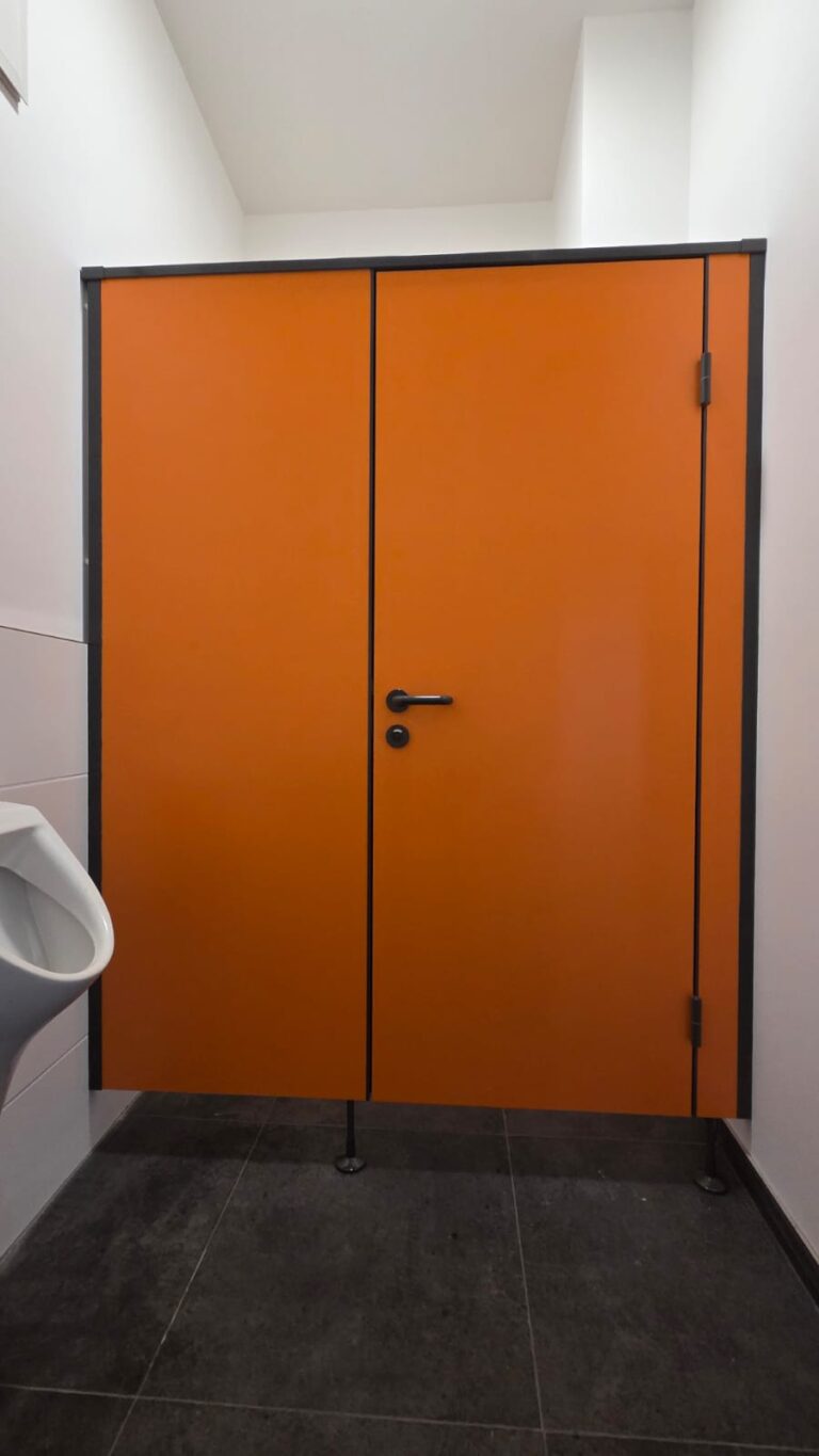 CT28 S, Dekor Orange U16010, Beschlag Nylon Verkehrsgrau 20, Aluminium RAL 7043 (Chemnitzer Trennwände, WC-Trennwand Hersteller, WC-Trennwände, Trennwandsysteme, Toilettentrennwände, Sanitärtrennwände)