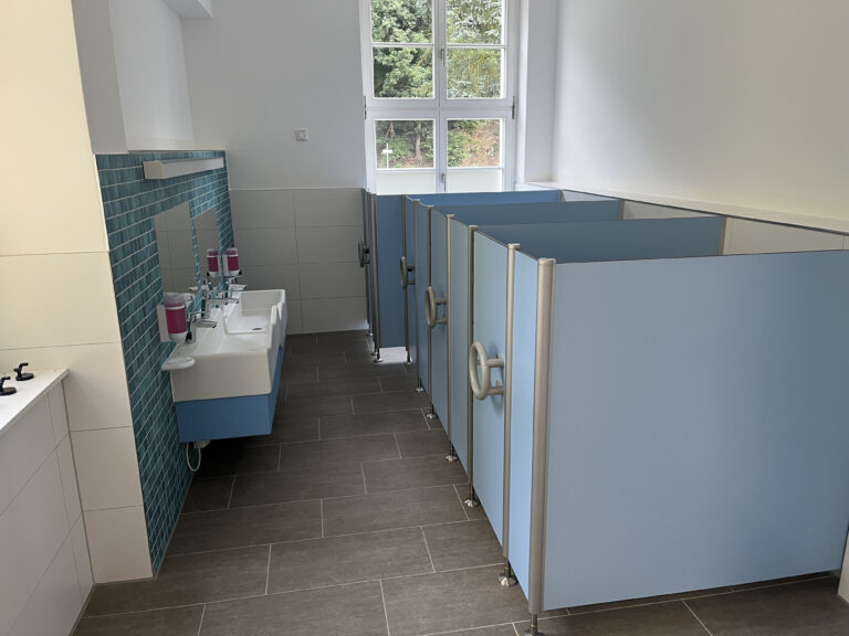 CT13-1 KIGA, Dekor Arktis 0718, Nylon dunkelgrau 37, FKS Bürste, Aluminium EV1 eloxiert (Chemnitzer Trennwände, WC-Trennwand Hersteller, WC-Trennwände, Trennwandsysteme, Toilettentrennwände, Sanitärtrennwände)