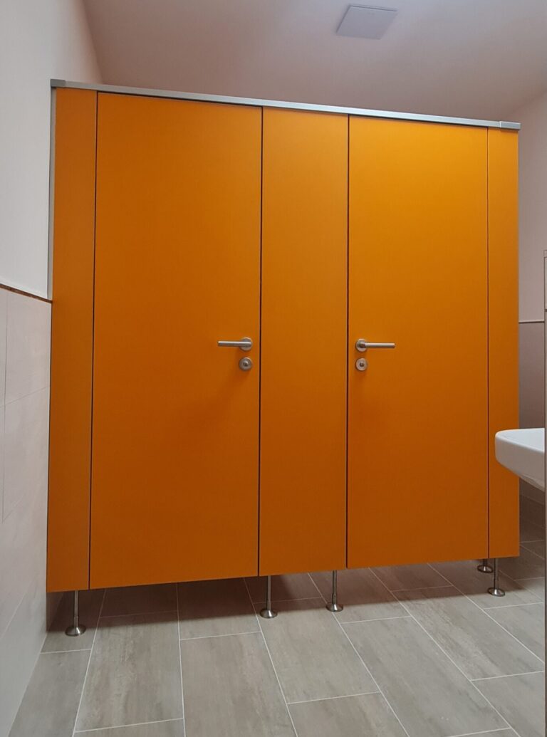 CT28 FB, Dekor Orange U16010, Beschlag Edelstahl, Aluminium EV1 eloxiert (Chemnitzer Trennwände, WC-Trennwand Hersteller, WC-Trennwände, Trennwandsysteme, Toilettentrennwände, Sanitärtrennwände)