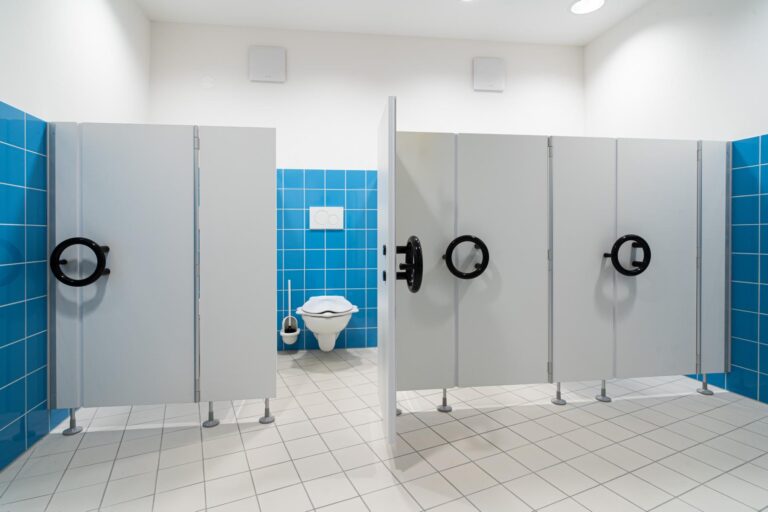 CT28 KIGA S, Dekor weiß W10300, Nylon schwarz & dunkelgrau, Aluminium EV1 (Chemnitzer Trennwände, WC-Trennwand Hersteller, WC-Trennwände, Trennwandsysteme, Toilettentrennwände, Sanitärtrennwände)