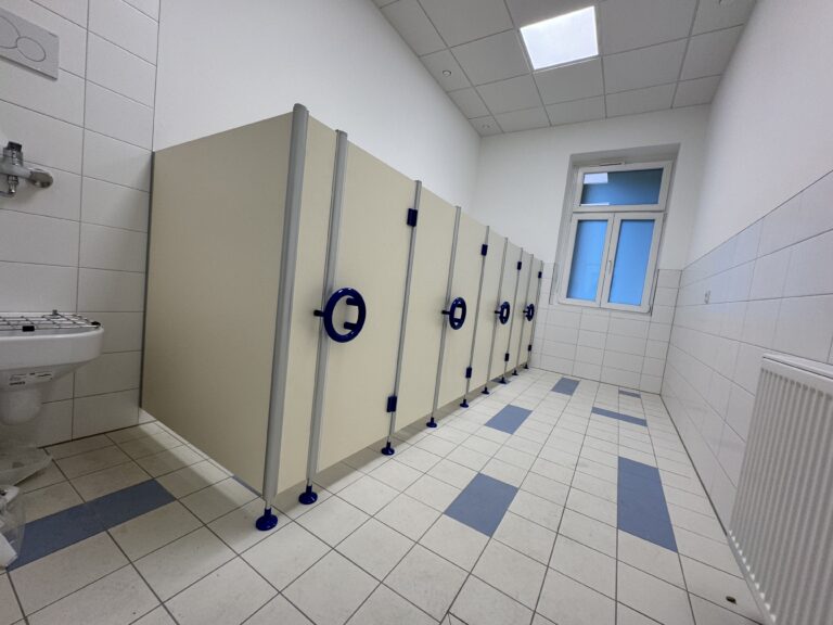 CT13-1 KIGA, Dekor Winterweiß 0851, Nylon Blau 09, Aluminium EV1 eloxiert, FKS Gummi (Chemnitzer Trennwände, WC-Trennwand Hersteller, WC-Trennwände, Trennwandsysteme, Toilettentrennwände, Sanitärtrennwände)