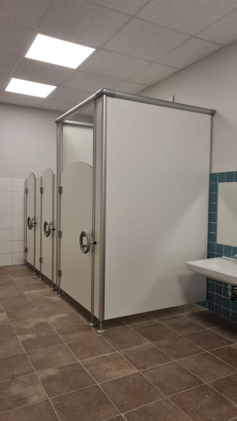 CT13-1 KIGA, Dekor Birkengrau 0741, Nylon Verkehrsgrau 20, Aluminium EV1 eloxiert (Chemnitzer Trennwände, WC-Trennwand Hersteller, WC-Trennwände, Trennwandsysteme, Toilettentrennwände, Sanitärtrennwände)