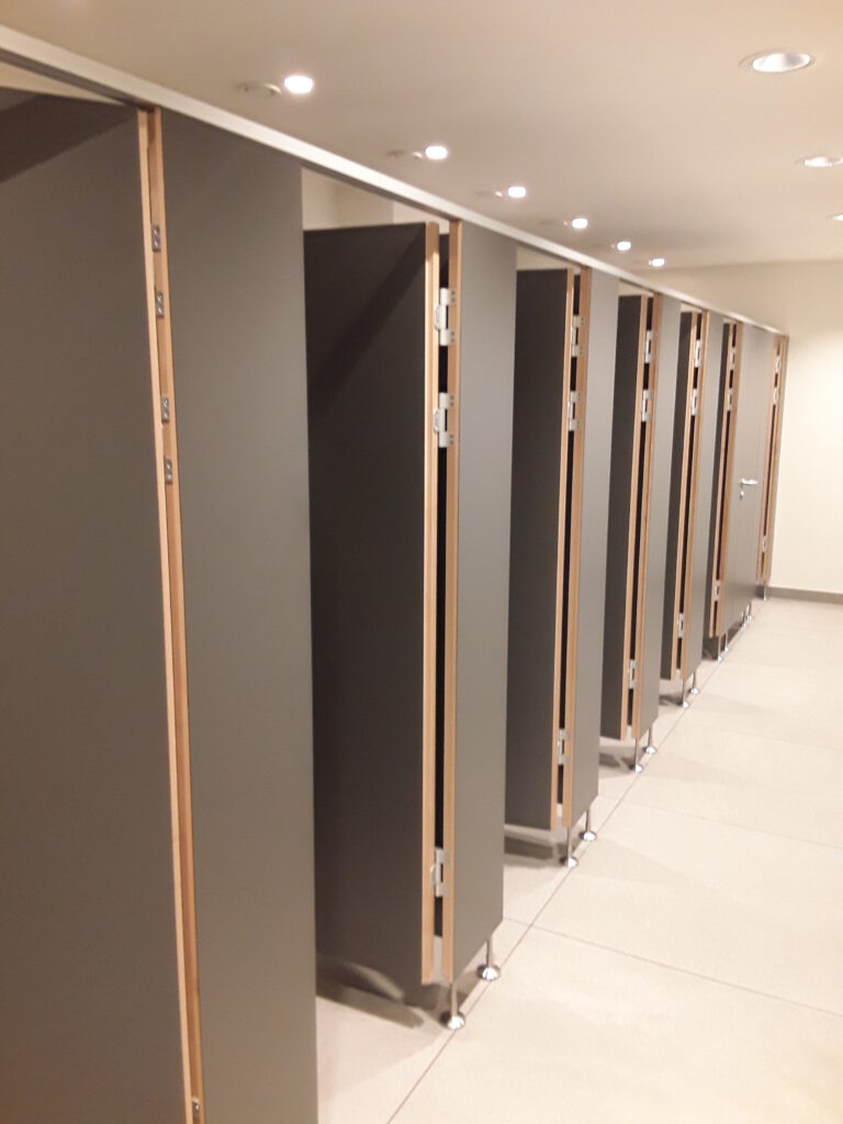CT42, Beschlag Edelstahl CL-Form, Aluminium EV1 eloxiert (Chemnitzer Trennwände, WC-Trennwand Hersteller, WC-Trennwände, Trennwandsysteme, Toilettentrennwände, Sanitärtrennwände)