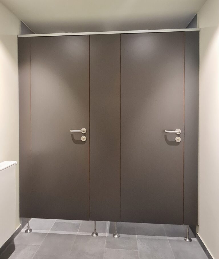 CT42, Beschlag Edelstahl U-Form, Aluminium EV1 eloxiert (Chemnitzer Trennwände, WC-Trennwand Hersteller, WC-Trennwände, Trennwandsysteme, Toilettentrennwände, Sanitärtrennwände)