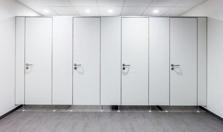 CT42, Beschlag Edelstahl U-Form, Aluminium EV1 eloxiert (Chemnitzer Trennwände, WC-Trennwand Hersteller, WC-Trennwände, Trennwandsysteme, Toilettentrennwände, Sanitärtrennwände)